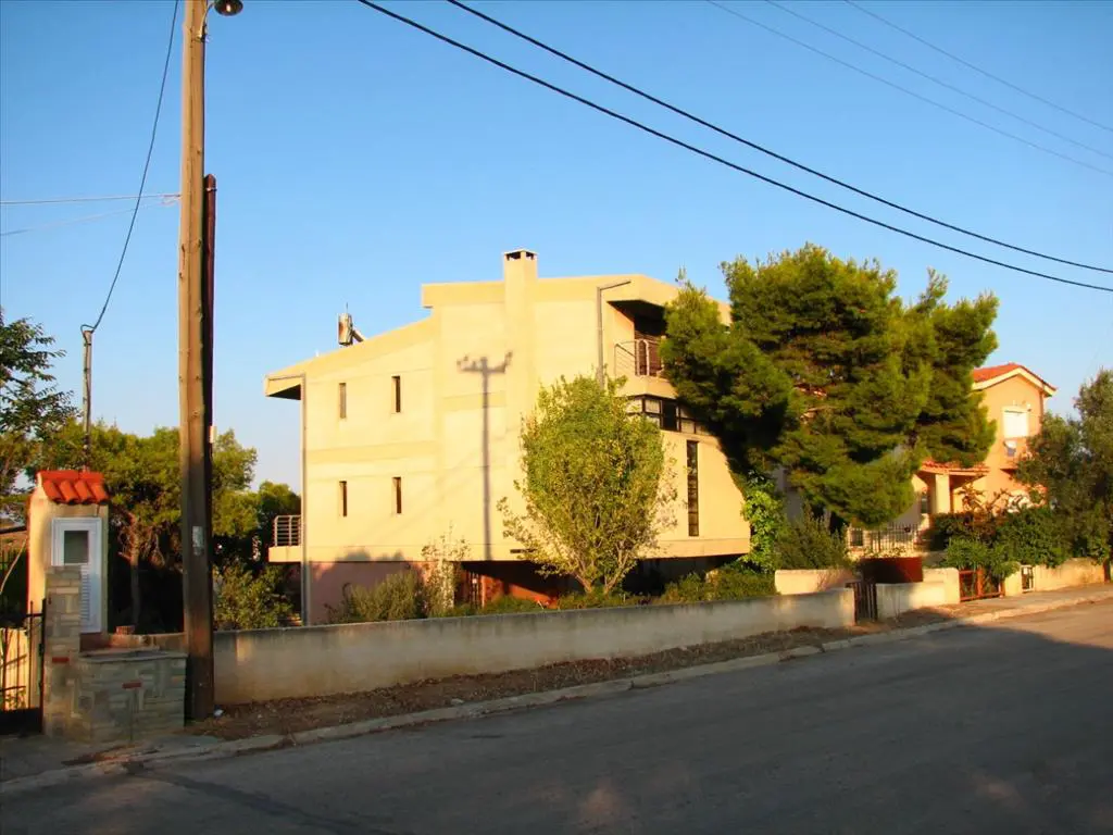 Land Of 505 M² In Attica
