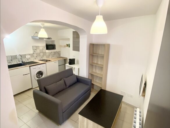 Apartment Building Of 450 M² With 15 Min To Lyon In Givors