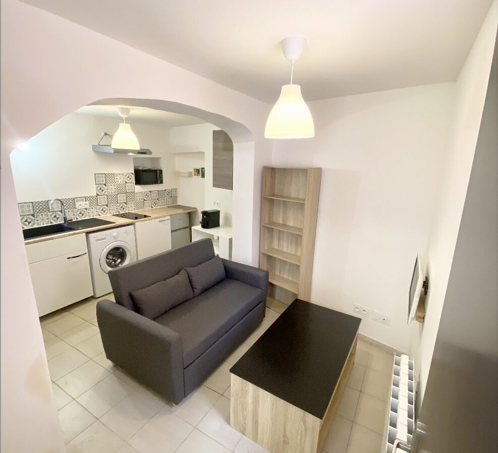 Apartment Building Of 450 M² With 15 Min To Lyon In Givors