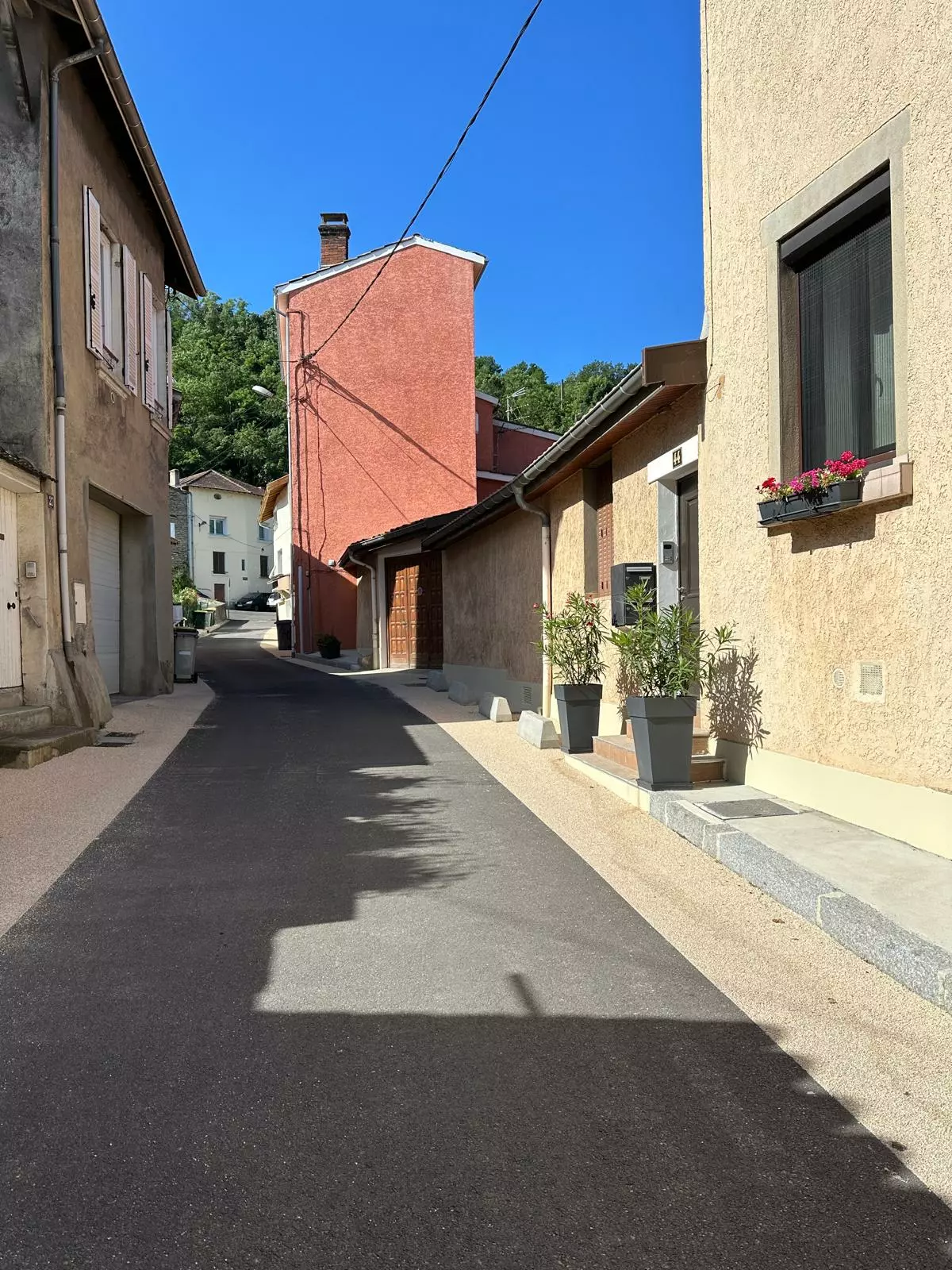 8 Apartment Building Of 450 M² With 15 Min To Lyon In Givors