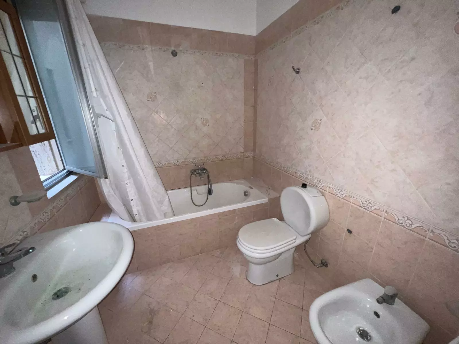 Apartment Of 120 M² With Balcony In Alcibiade 009