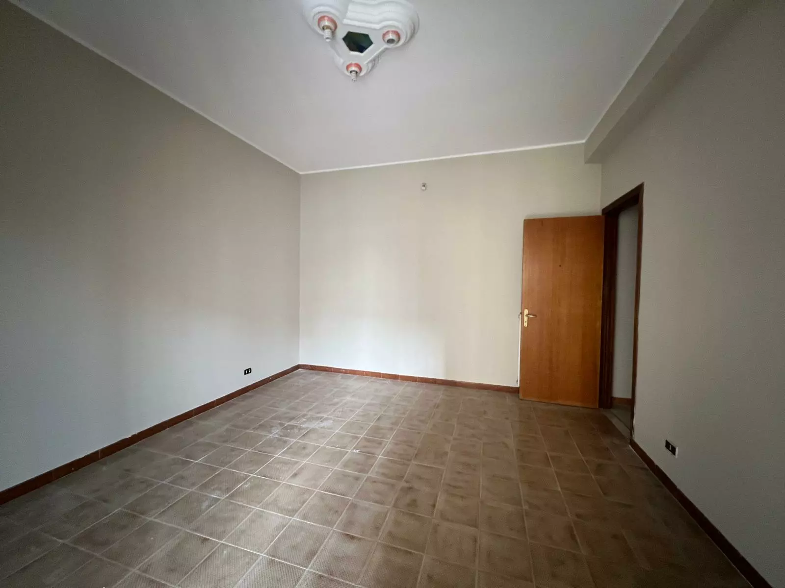 Apartment Of 120 M² With Balcony In Alcibiade 009