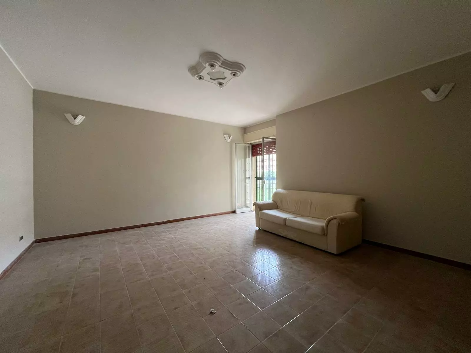 Apartment Of 120 M² With Balcony In Alcibiade 009
