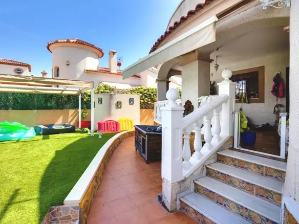Villa 150 M² In La Marina, Spain