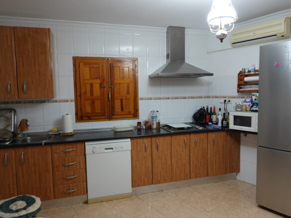 House Of 300 M² With Large Orchard In 30 Minutes From The Sea