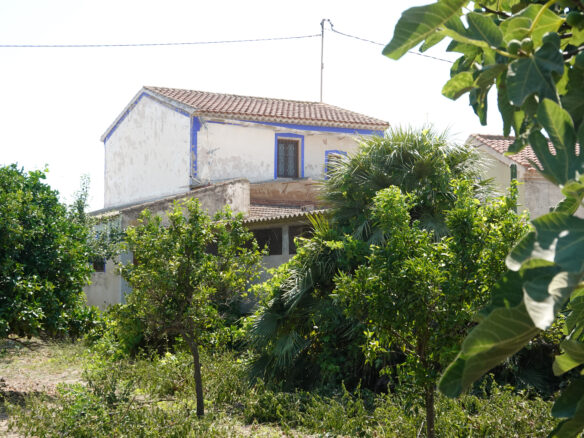 House Of 300 M² With Large Orchard In 30 Minutes From The Sea