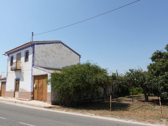 House Of 300 M² With Large Orchard In 30 Minutes From The Sea
