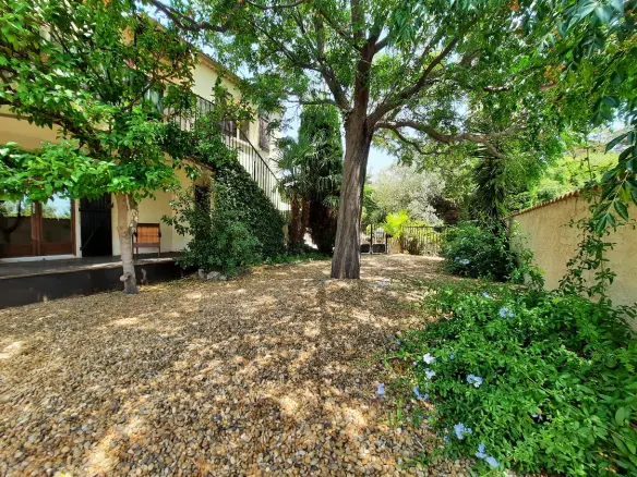 5-bedroom Detached House In Puimisson, France (148 M²)