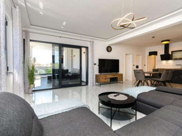 Villa Of 300 M² With Rooftop Jacuzzi In Srima, Vodice