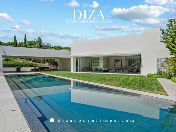 Villa Of 300 M² With Contemporary Design In Somosaguas