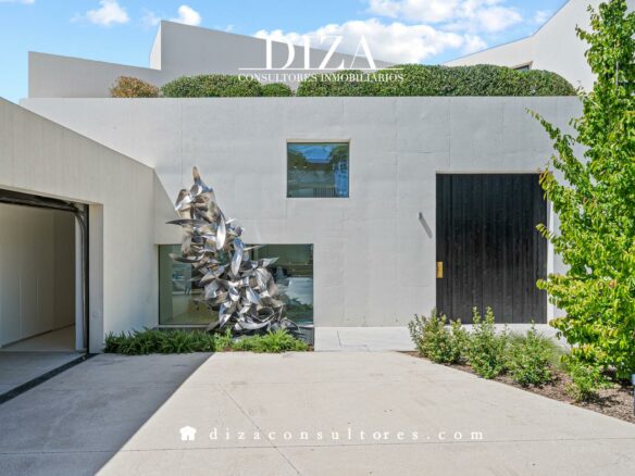 Villa Of 300 M² With Contemporary Design In Somosaguas