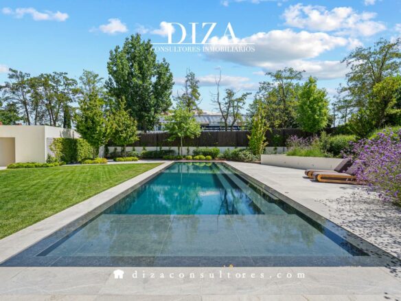 Villa Of 300 M² With Contemporary Design In Somosaguas