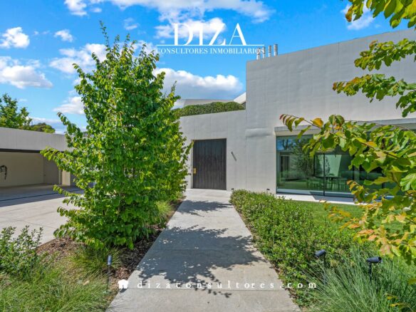 Villa Of 300 M² With Contemporary Design In Somosaguas