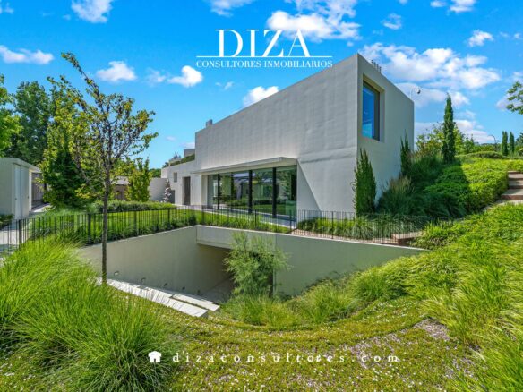 Villa Of 300 M² With Contemporary Design In Somosaguas