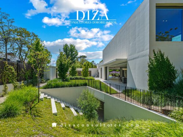 Villa Of 300 M² With Contemporary Design In Somosaguas