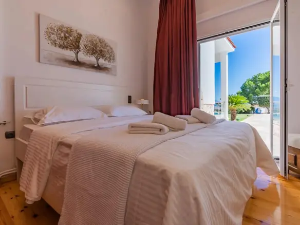 4-bedroom Villa In Sikiona, Greece (190 M²)