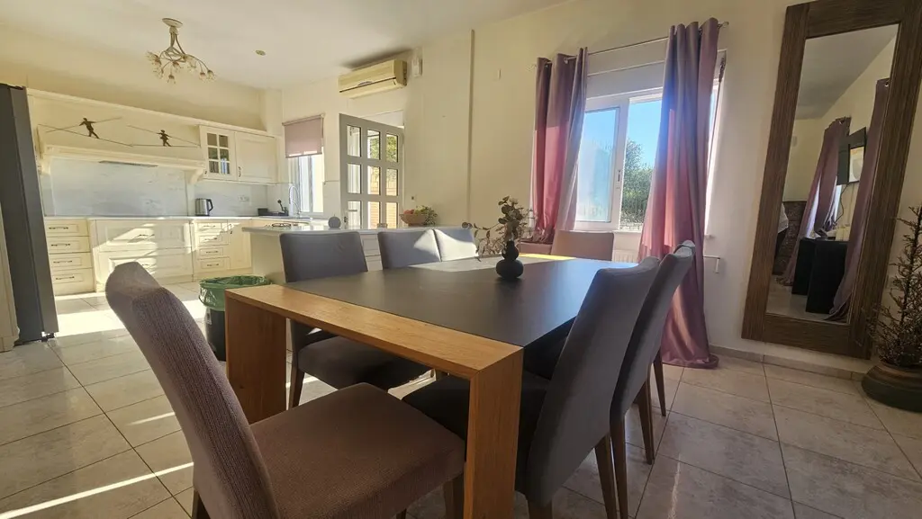 Villa Of 380 M² In Crete