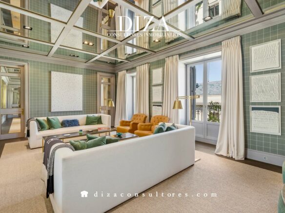 Apartment Of 100 M² With Renovated Features In Jerónimos
