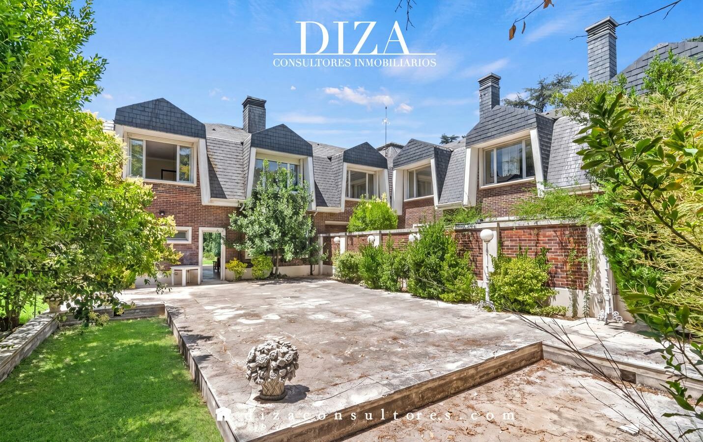 Villa Of 500 M² With Exclusivity In Somosaguas