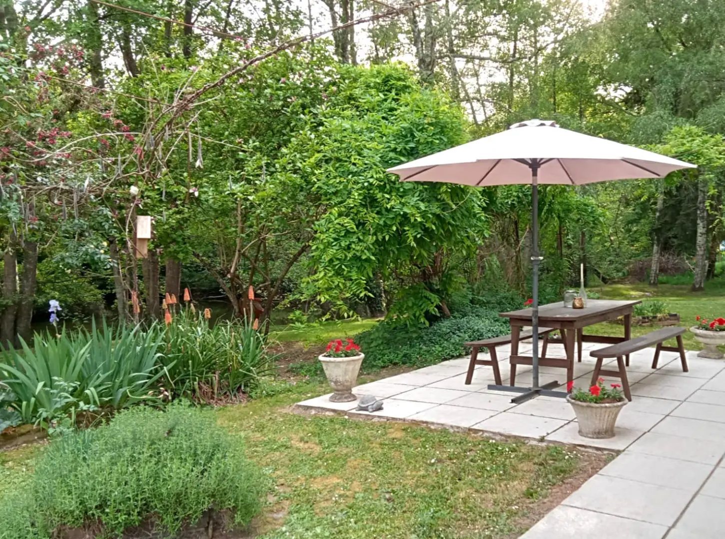 House Of 4 Bedrooms With River Views, Barns, Water Sports In Riverside Village