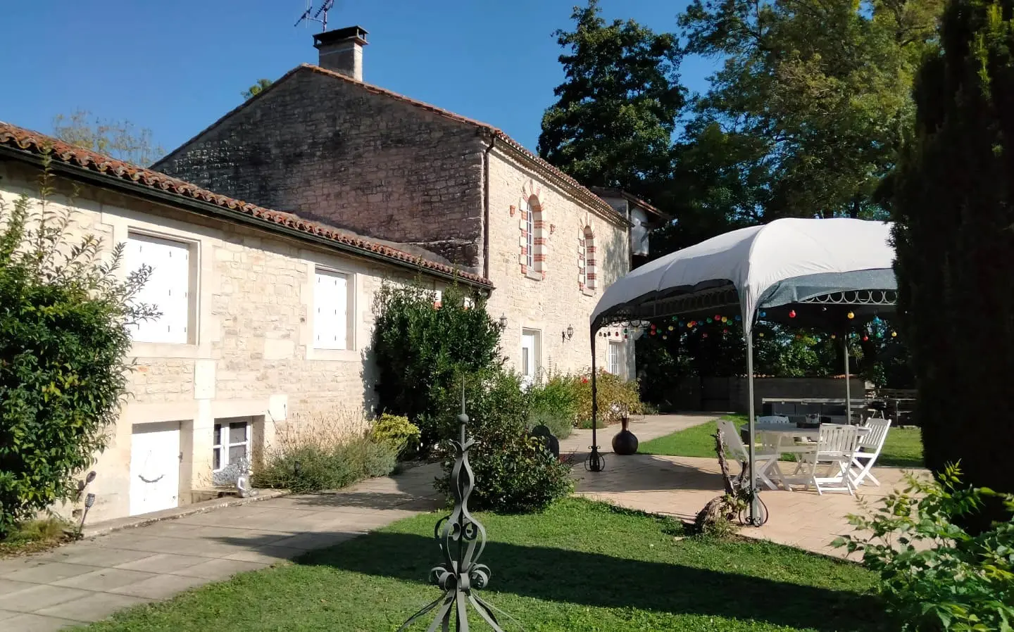 Old Stone Mill Of 500 M² With Private Island And River Views In Charente