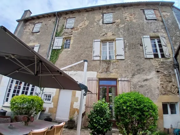 Teach Sráidbhaile de 14 Sheomra le Radharcanna ar an gCaisleán i Dordogne