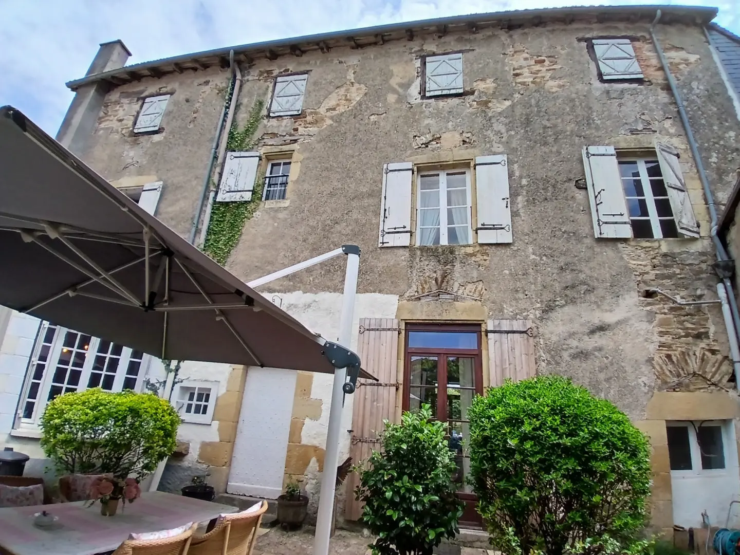Village House Of 14 Rooms With Château Views In Dordogne