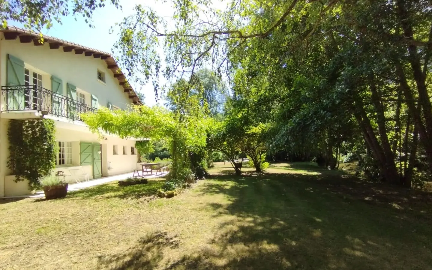 4-bedroom House In Alloue, France (143 M²)