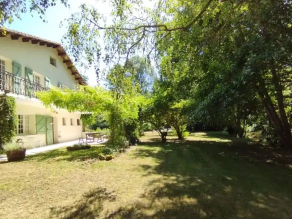 4-bedroom House In Alloue, France (143 M²)