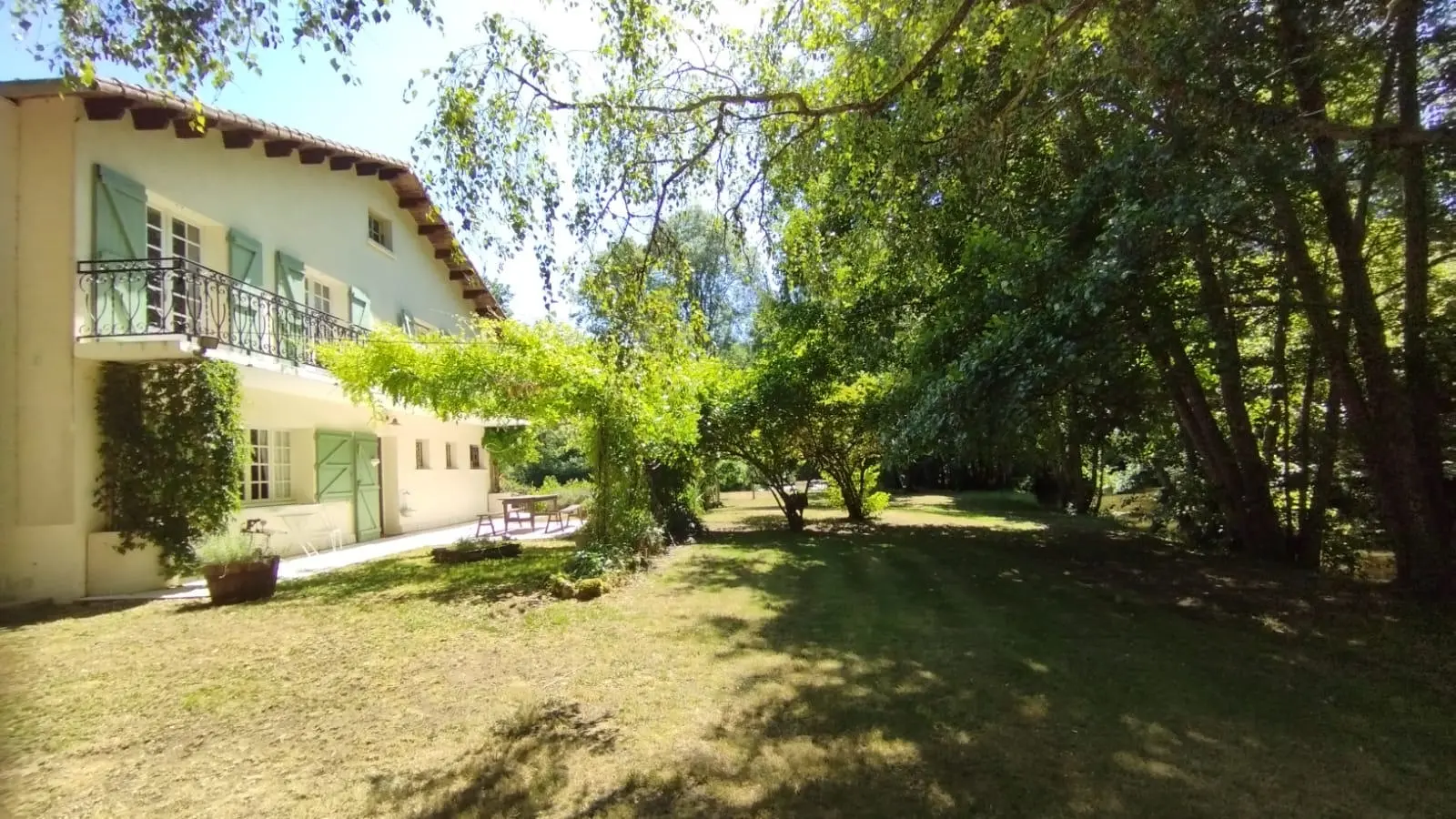 House Of 4 Bedrooms With River Views, Barns, Water Sports In Riverside Village