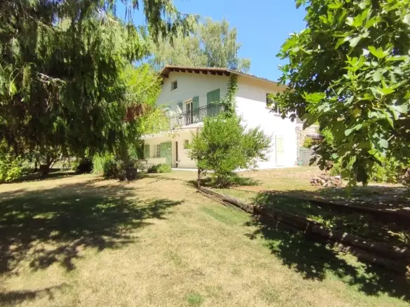 House Of 4 Bedrooms With River Views, Barns, Water Sports In Riverside Village