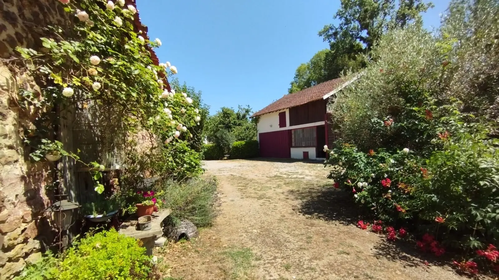 House Of 4 Bedrooms With River Views, Barns, Water Sports In Riverside Village