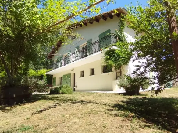 4-bedroom House In Alloue, France (143 M²)