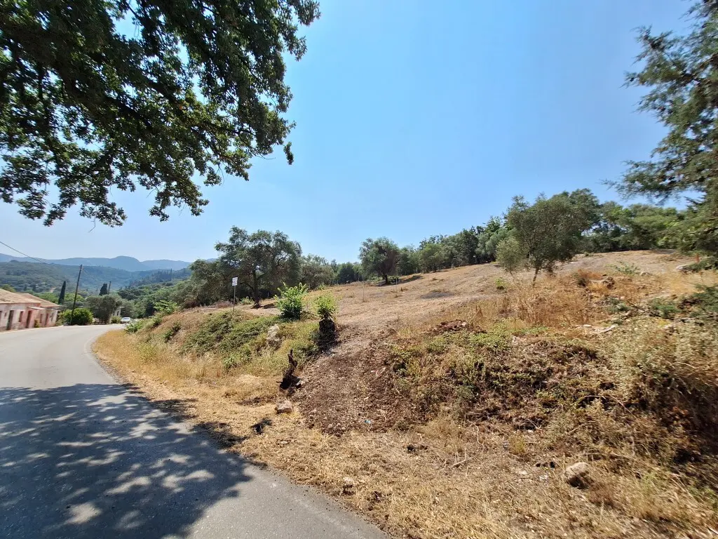 Land Of 914 M² In Corfu