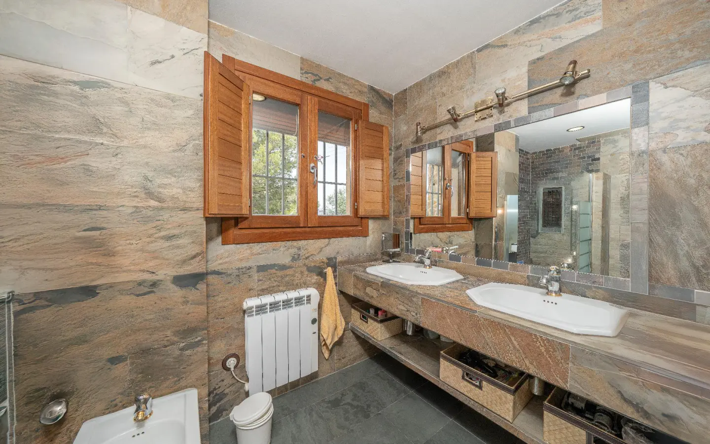 Masia Of 570 M² In Biar, Spain