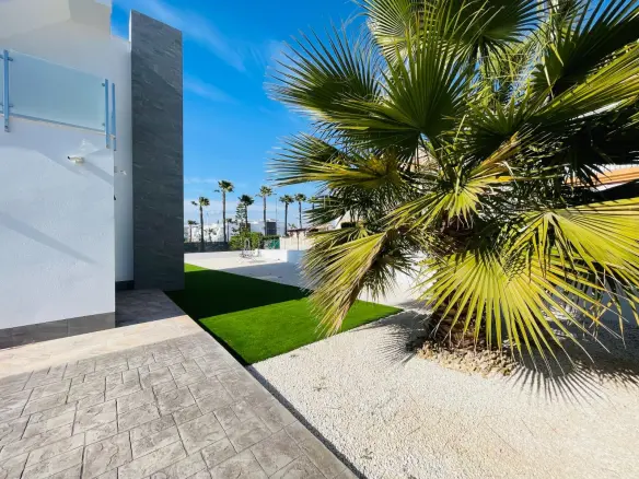 5-bedroom Villa In Torrevieja, Spain (368 M²)
