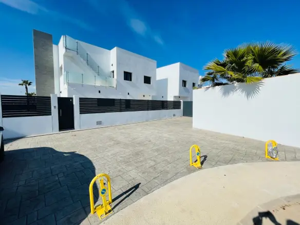 5-bedroom Villa In Torrevieja, Spain (368 M²)