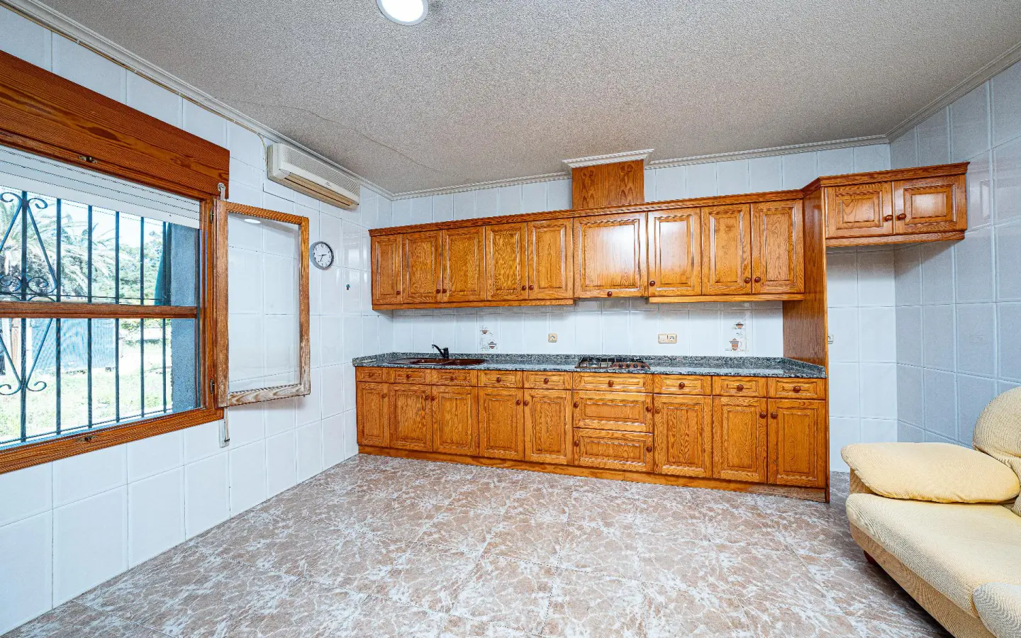 6-bedroom Villa In Elche, Spain (214 M²)