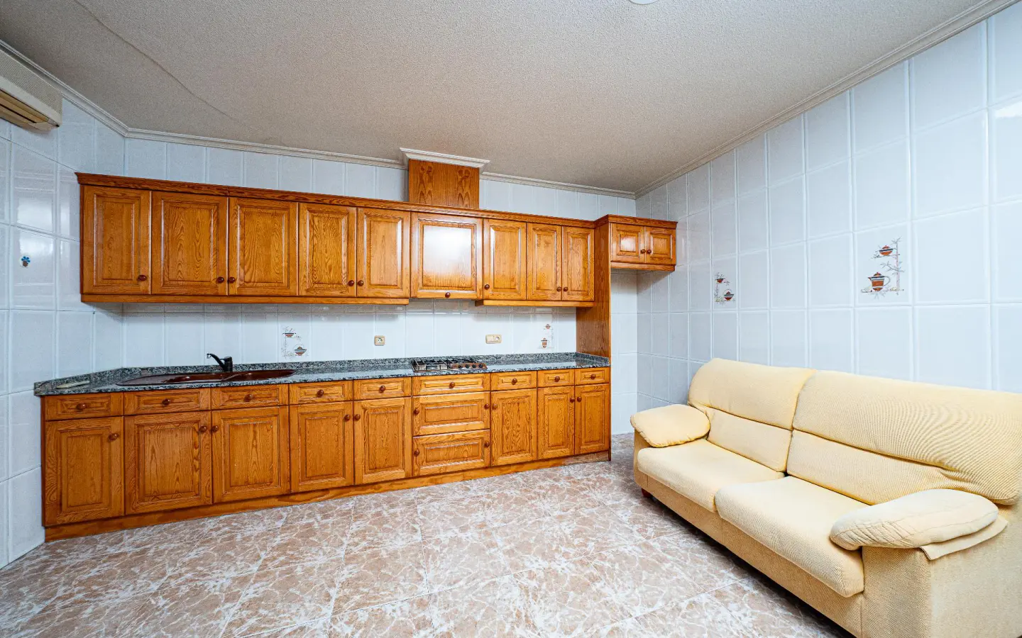 6-bedroom Villa In Elche, Spain (214 M²)