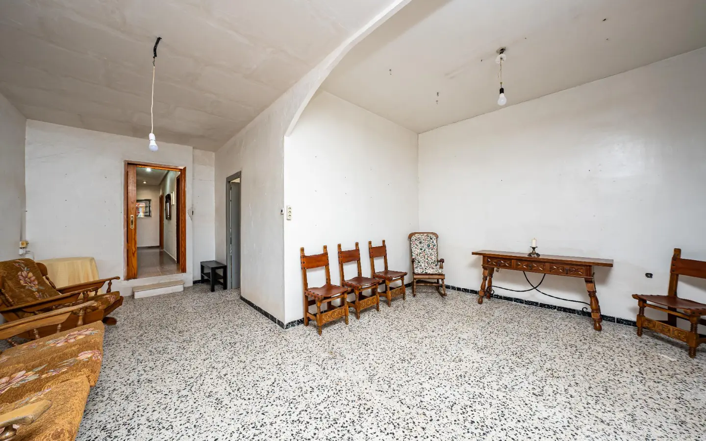 6-bedroom Villa In Elche, Spain (214 M²)
