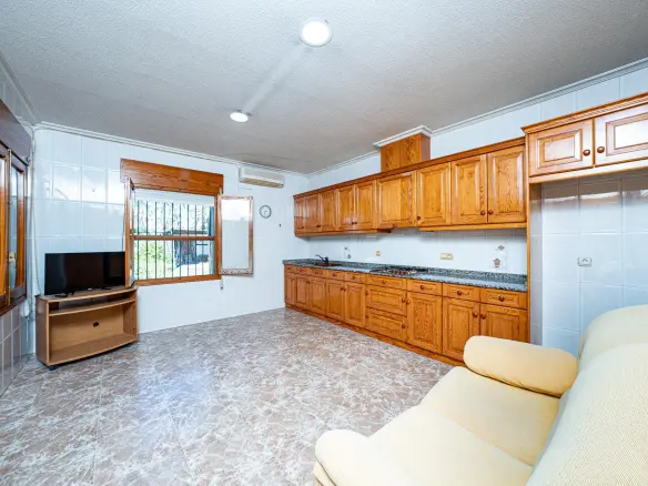 6-bedroom Villa In Elche, Spain (214 M²)