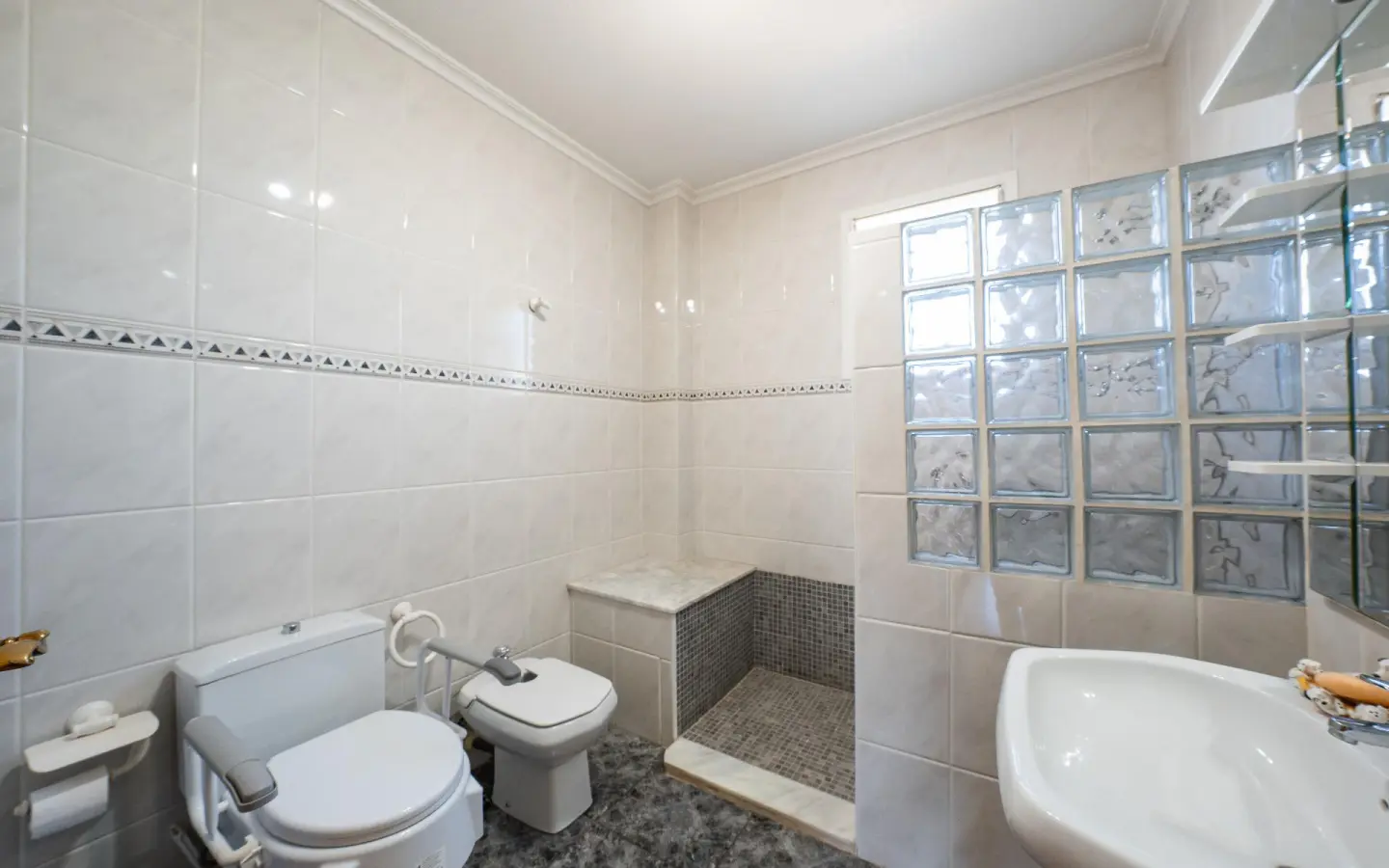 6-bedroom Villa In Elche, Spain (214 M²)