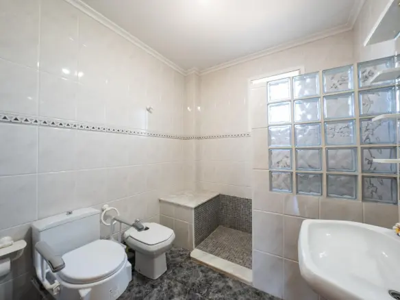 6-bedroom Villa In Elche, Spain (214 M²)