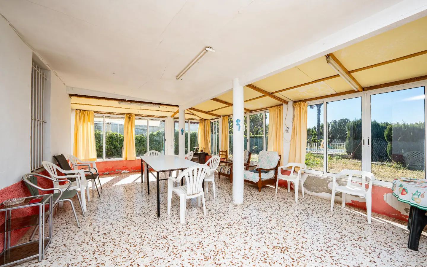 6-bedroom Villa In Elche, Spain (214 M²)