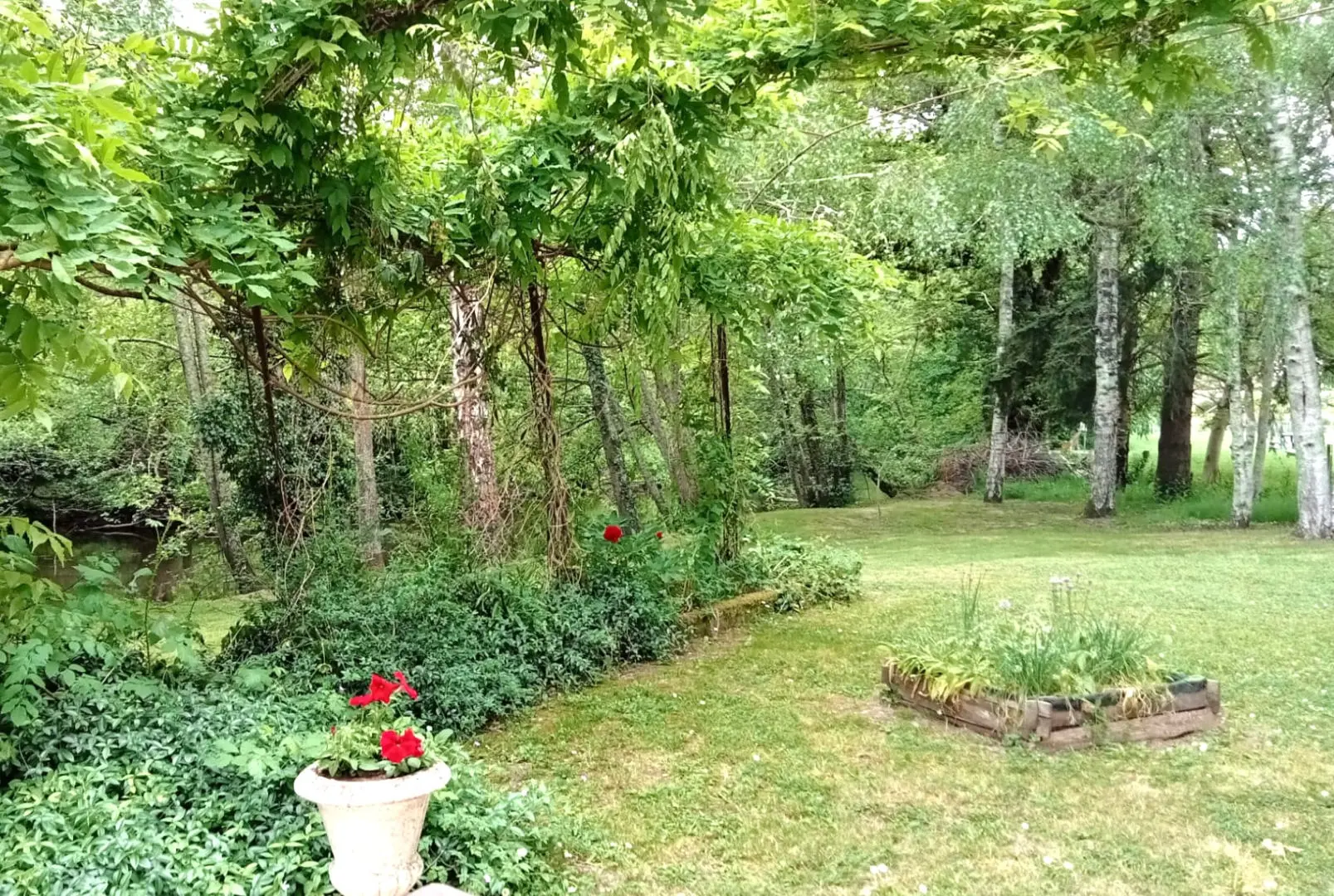House Of 4 Bedrooms With River Views, Barns, Water Sports In Riverside Village