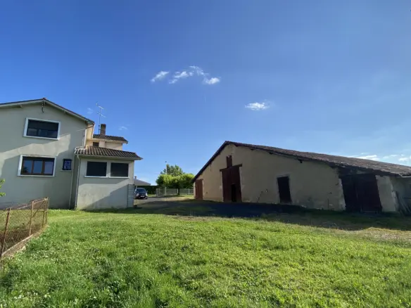 House Of 100 M² With Ground Floor Bedroom And Outbuildings In The Town Center