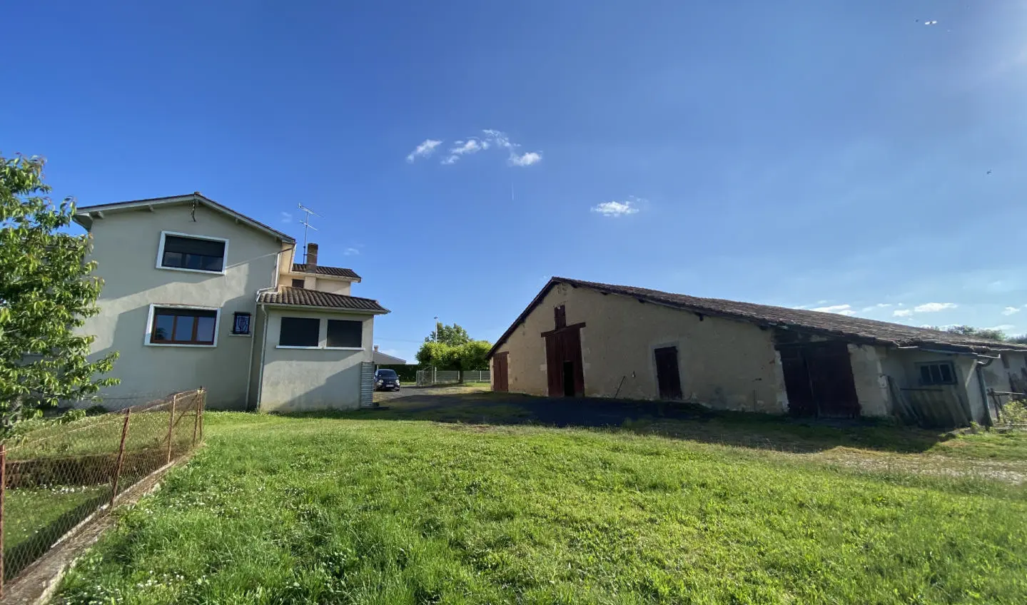 House Of 100 M² With Ground Floor Bedroom And Outbuildings In The Town Center