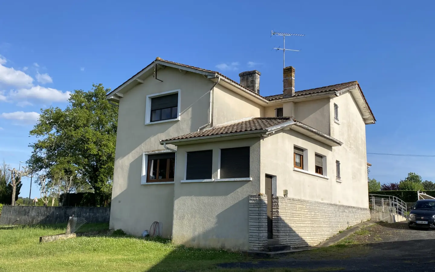 House Of 100 M² With Ground Floor Bedroom And Outbuildings In The Town Center