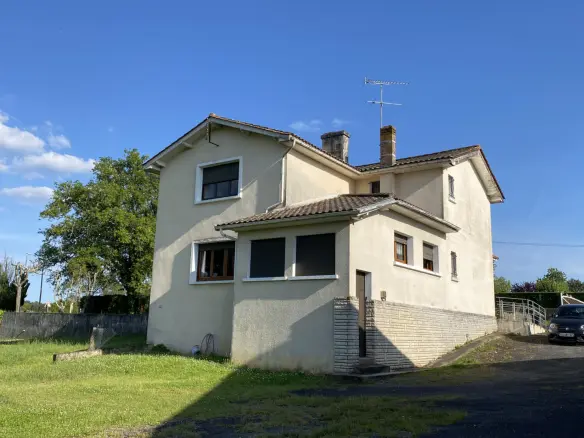 5-bedroom Village House In Parcoul-chenaud, France (187 M²)