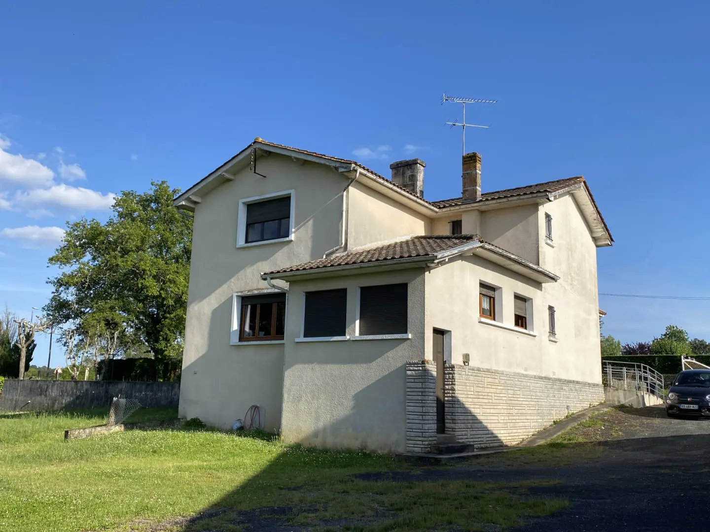 House Of 100 M² With Ground Floor Bedroom And Outbuildings In The Town Center